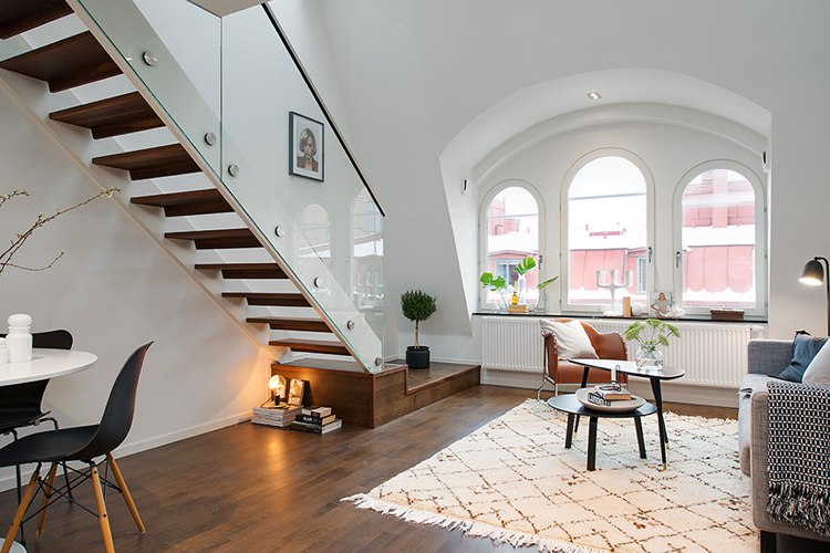 geradläufige Treppe Maisonette Glasgeländer weiße Treppenwangen Holzstufen skandinavisch