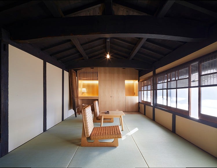 gästehaus im japanischen wohnstil wohnzimmer holzbalkendecke