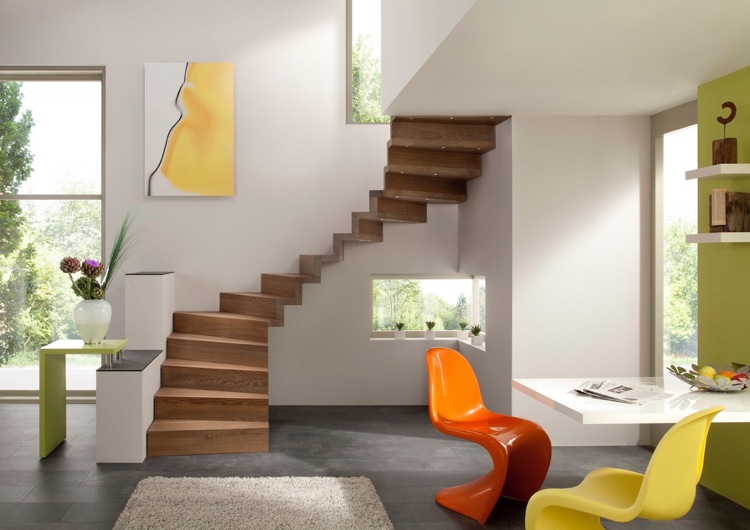 halbgewendelte Treppe modern aus Holz ohne Geländer
