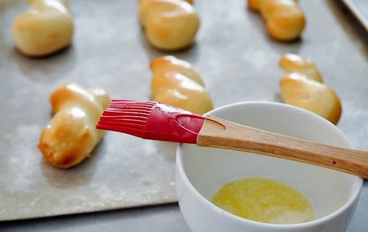 hefegebäck ostern selber machen bestreichen rezept backen