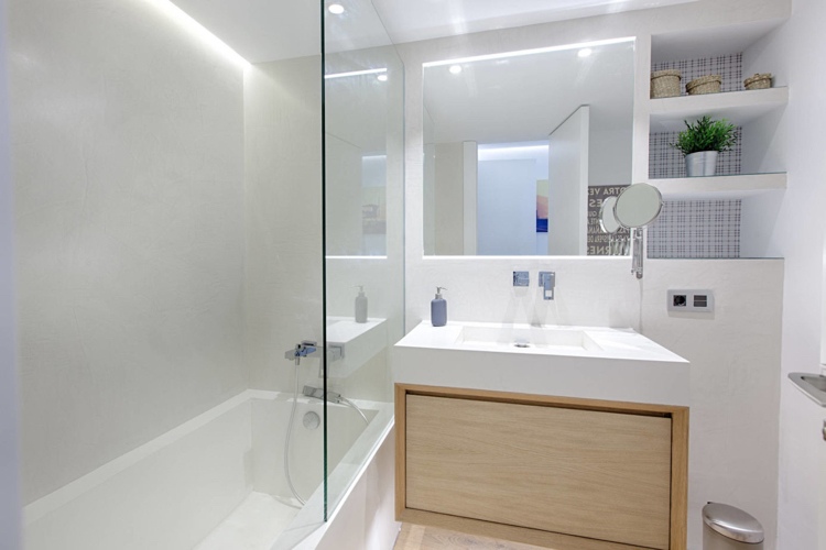 helles holz boden badezimmer badewanne glaswand weiss indirekte beleuchtung wand