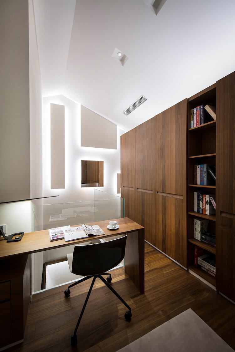 indirektes Licht weiß Home Office dunkles Holz Glasgeländer
