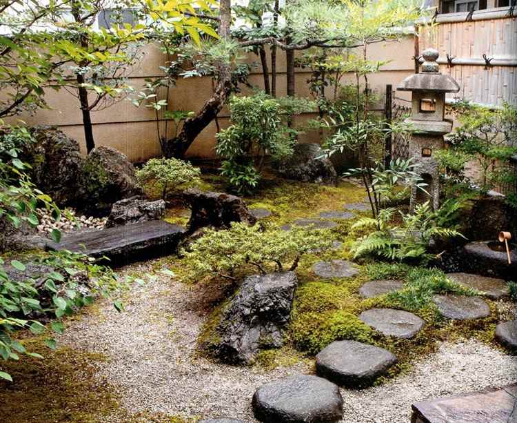 kleinen japansichen garten gestalten bepflanzung steine moos