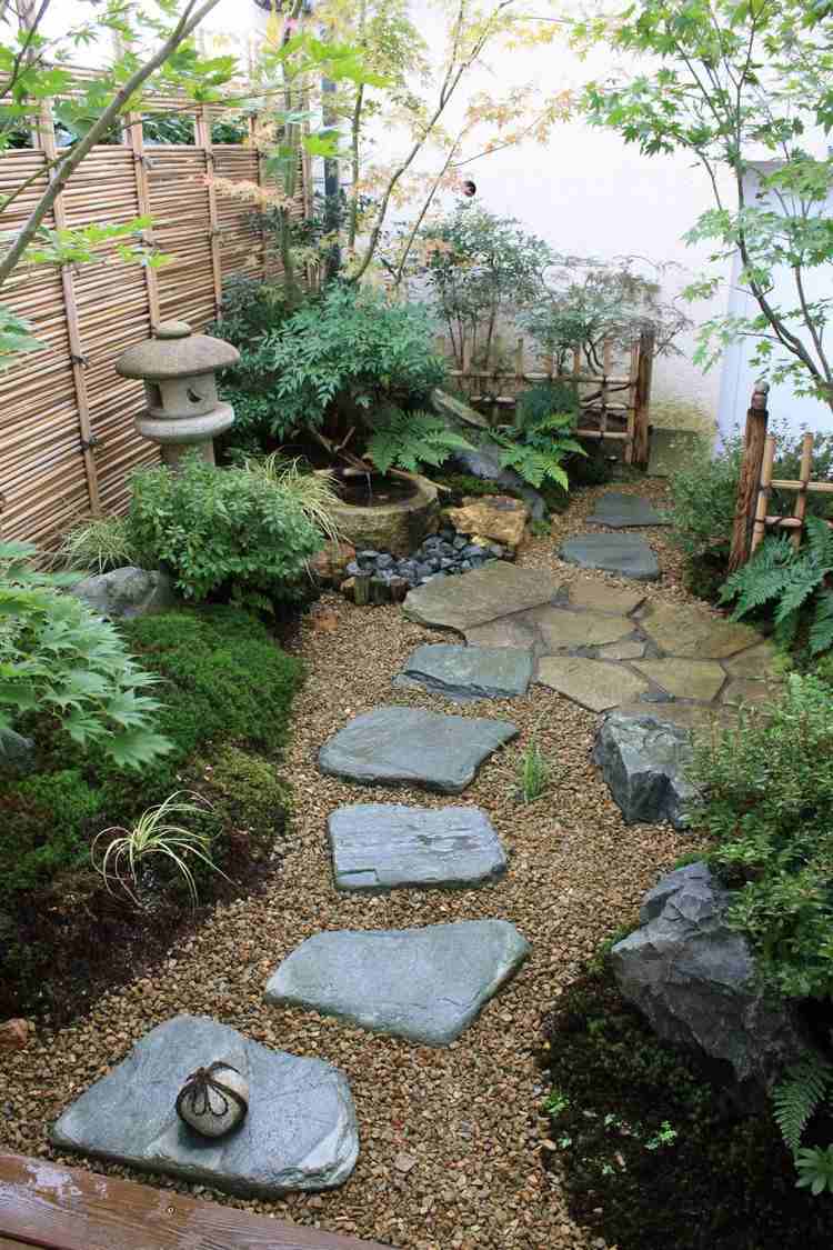 kleiner japanischer garten steine kies landschaft moos bepflanzung