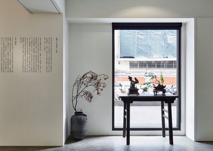 kunstgalerie yiyun innen fenster schwarzer rahmen