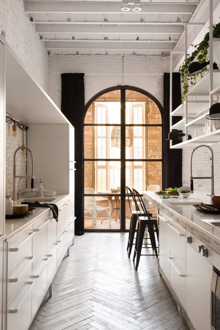 küche industrial chic weiße backsteinwand gewölbedecke rustikal schwarz