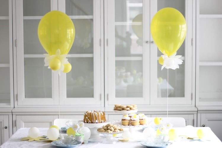 Osterdeko mit Luftballons basteln tisch dekorieren gelb