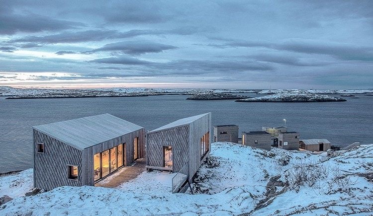 minimalistische hütten auf stelzen am hang norwegisches resort