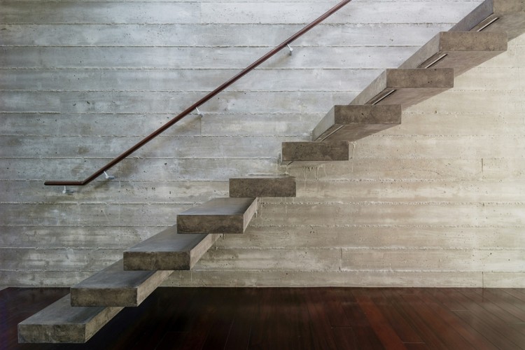 minimalistisches haus außergewöhnliche form schwebende treppe beton