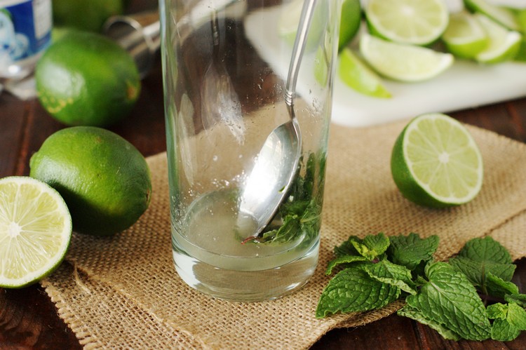 mojito cocktail zubereiten schirtt für schritt limettensaft minze verrühren