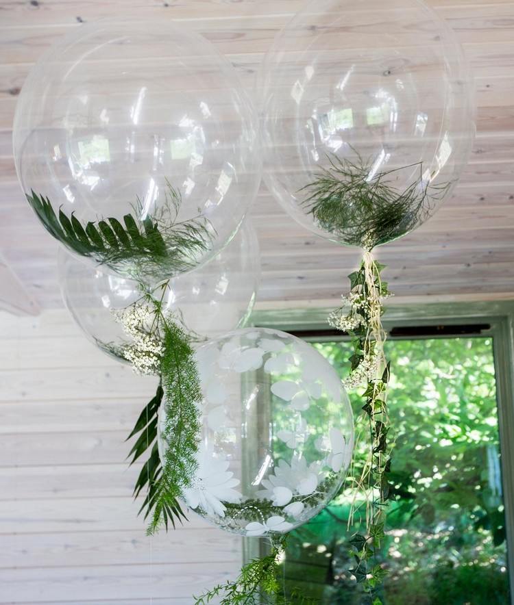 natürliche deko transparente luftballons gefüllt mit grünen blättern