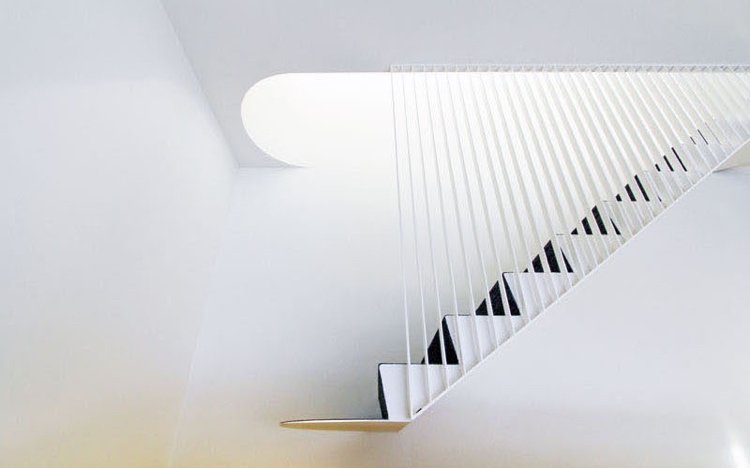 neue treppe metall licht weiss kontrast