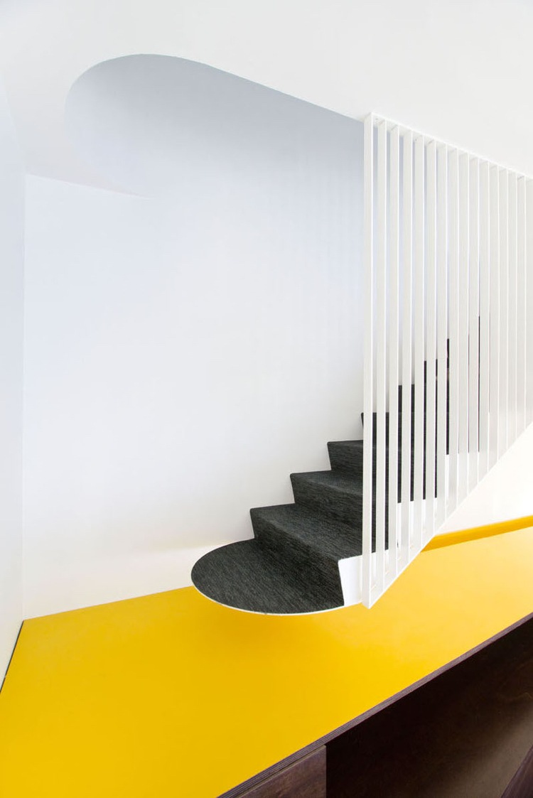 neue treppe metalltreppe gelb weiss design