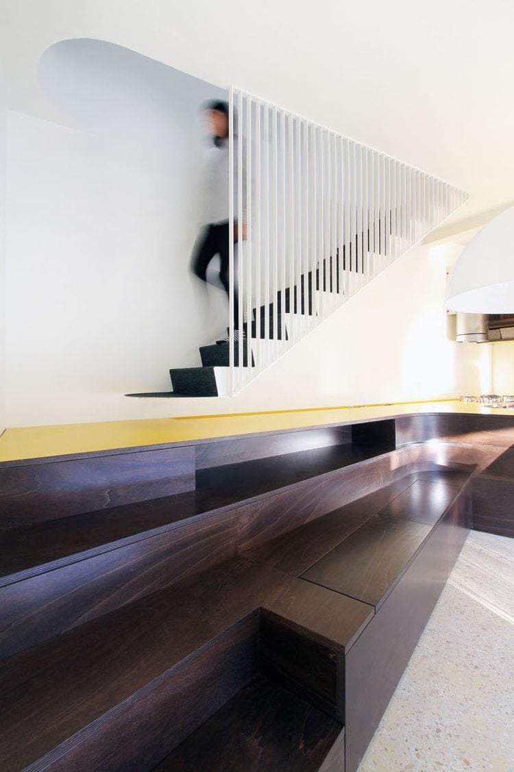 neue treppe modern neugestaltung design schwarz weiss gelb
