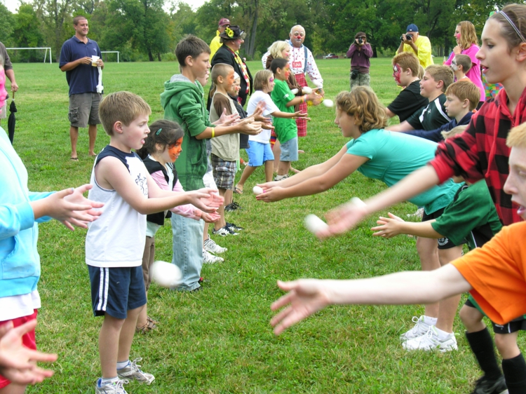 ostereier werfen draußen spiele zu ostern kindergarten kinder grundschule