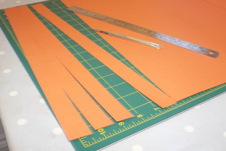 ostern basteln papierstreifen orange karotten anleitung