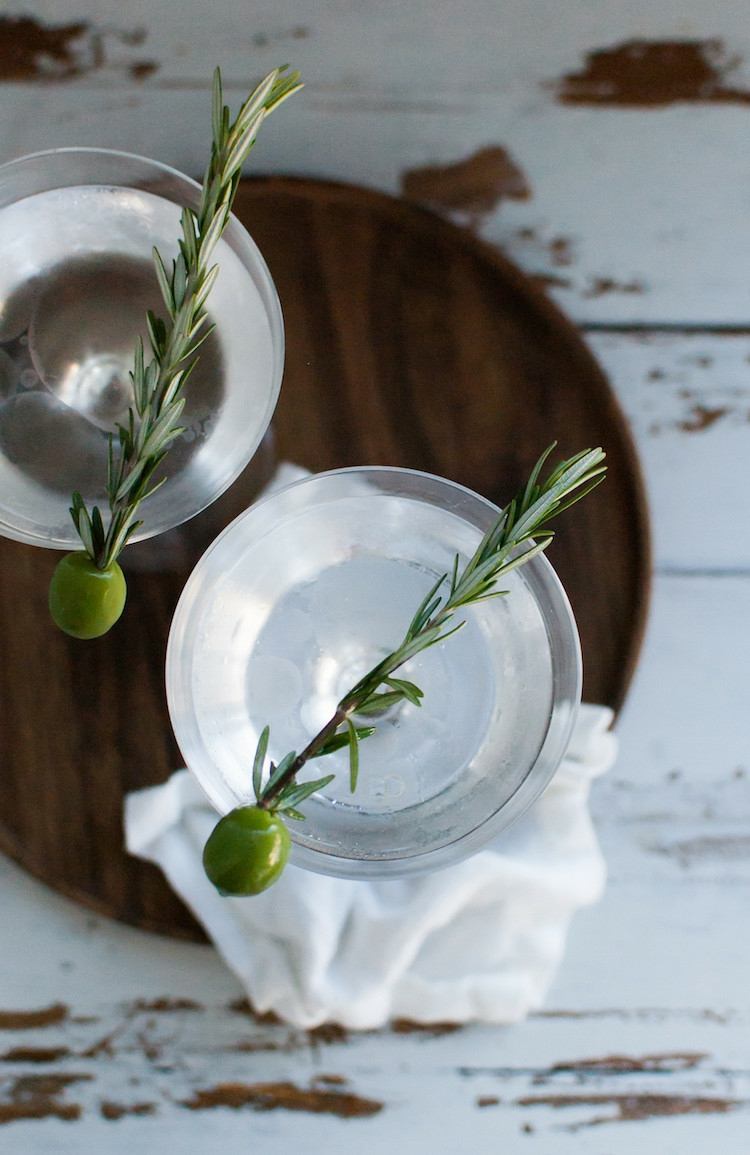 rosmarinzweigchen oliven martini geräuchert rosmarinöl