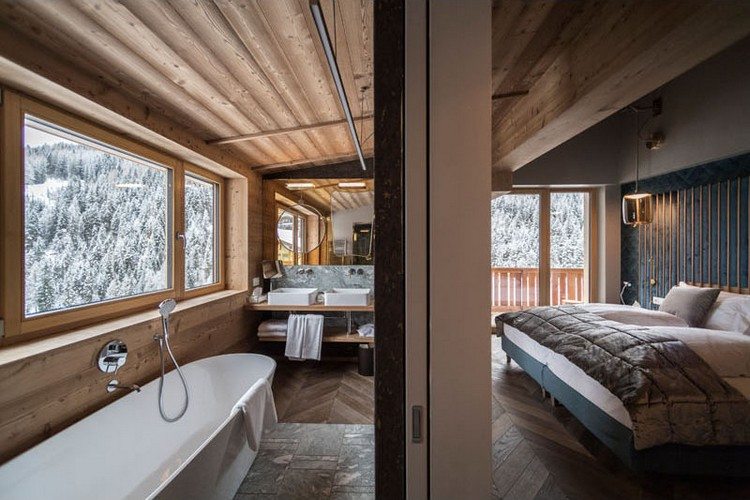 rusikale Einrichtung Hotelsuite Badezimmer Badewanne