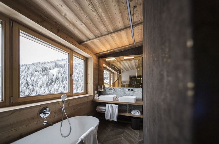 rustikal eingerichtetes Bad mit Ausblick Alpen