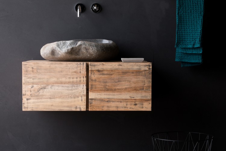 rustikale Einrichtung im Bad Unterschrank aus Holz Waschbecken aus Naturstein