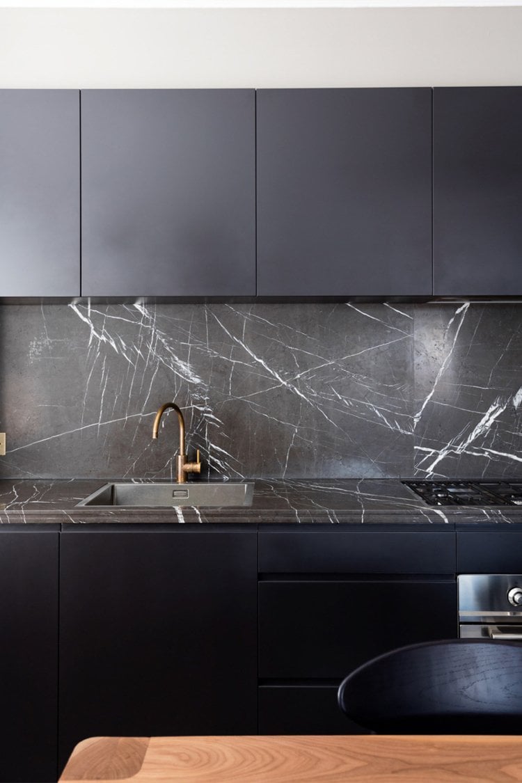 schwarzer marmor küche modern minimalsitisch messing armatur
