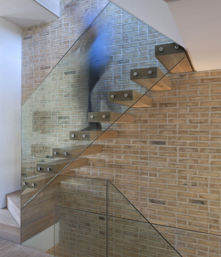 schwebende Treppenstufen Holz Ganzglas Geländer