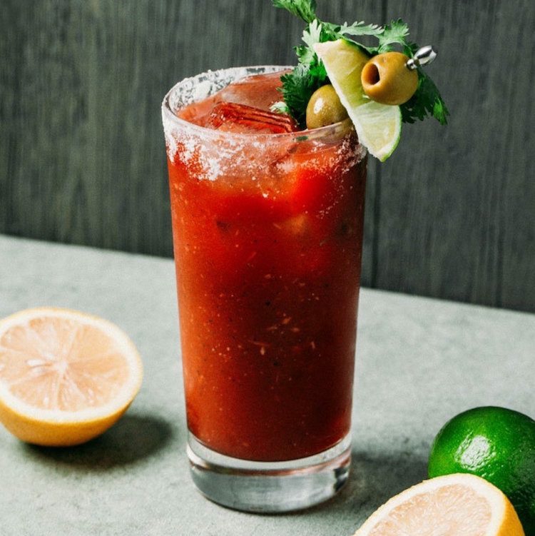 selleriesalz cocktail bloody mary garnieren zitronensaft spieß oliven