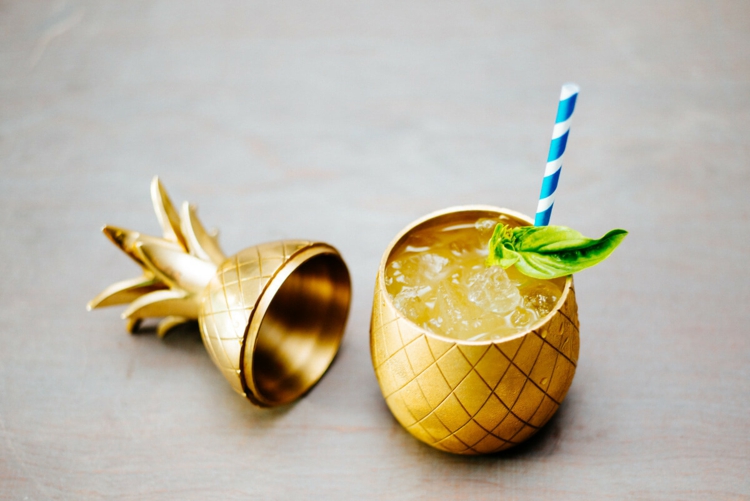 sommer cocktails rezepte gartenkräuter ananas basilikum cocktailglas