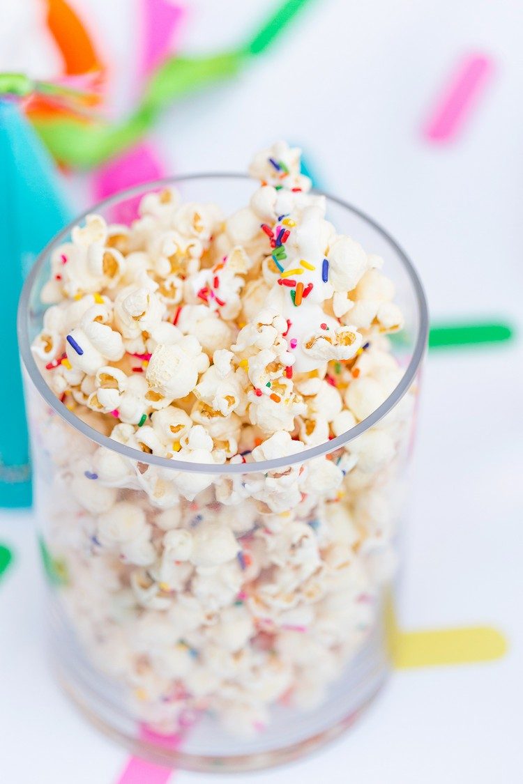 sprinkle baby shower popcorn mit zuckerstreusel