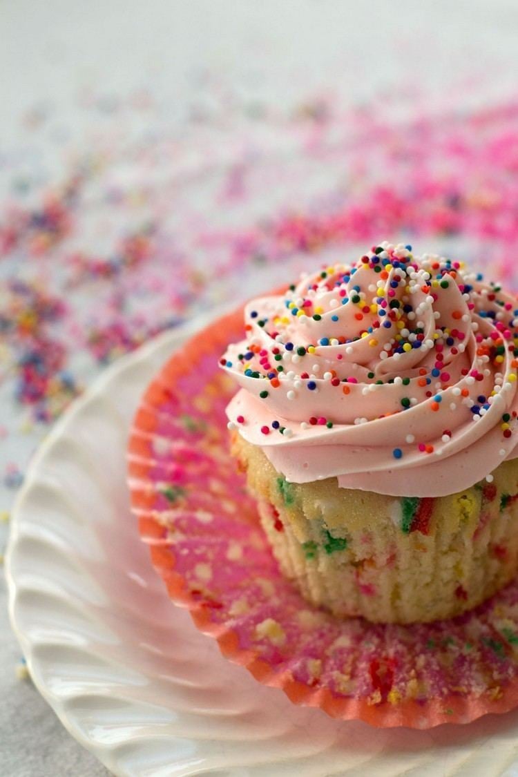 sprinkle babyparty ideen cupcake regenbogen streusel