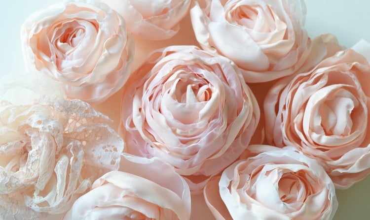 stoffblumen selber machen rosen zart anleitung romantisch
