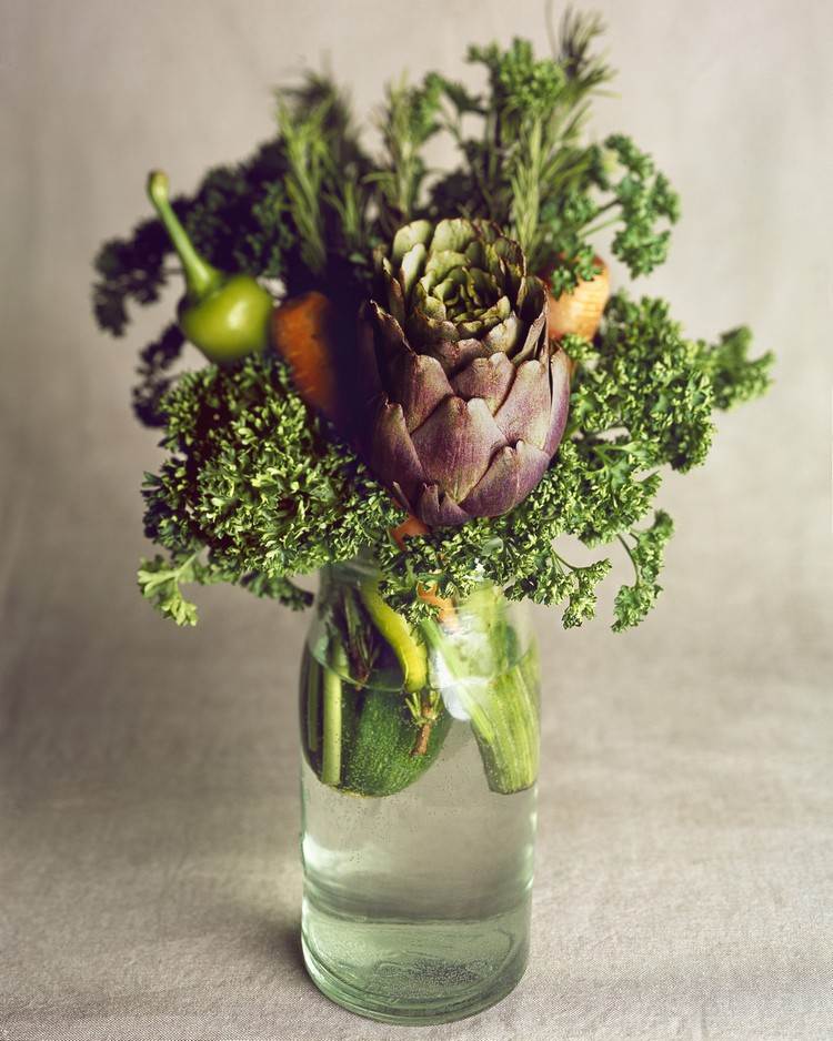 tisch dekorieren vase mit gemüse statt blumen
