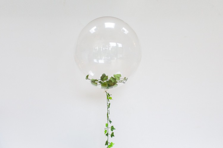 transparenter luftballon gefüllt künstliche blätter