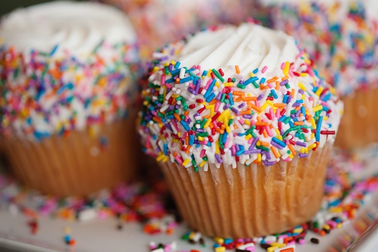 vanille cupcakes frosting deko zuckerstreusel