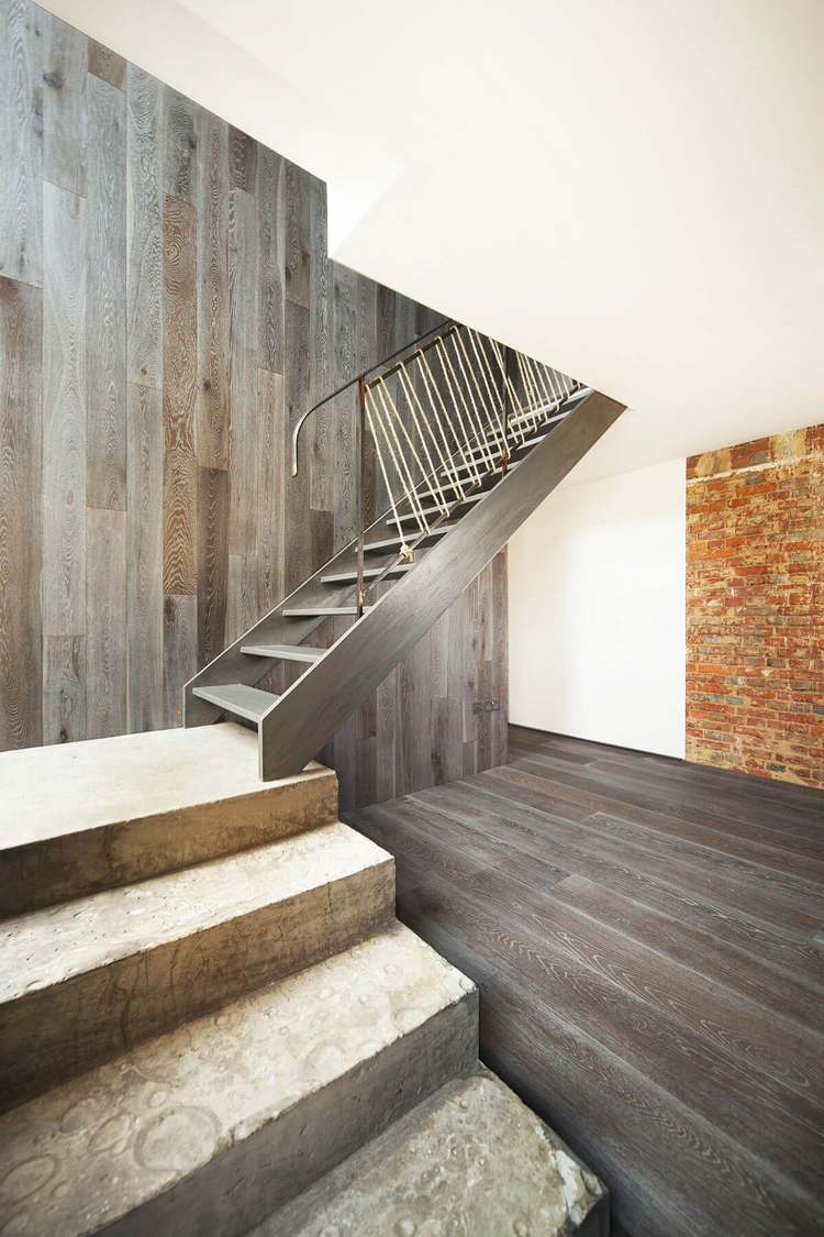 viertelgewendelte Treppe Industrial-Stil Beton graues Holz Metallgeländer