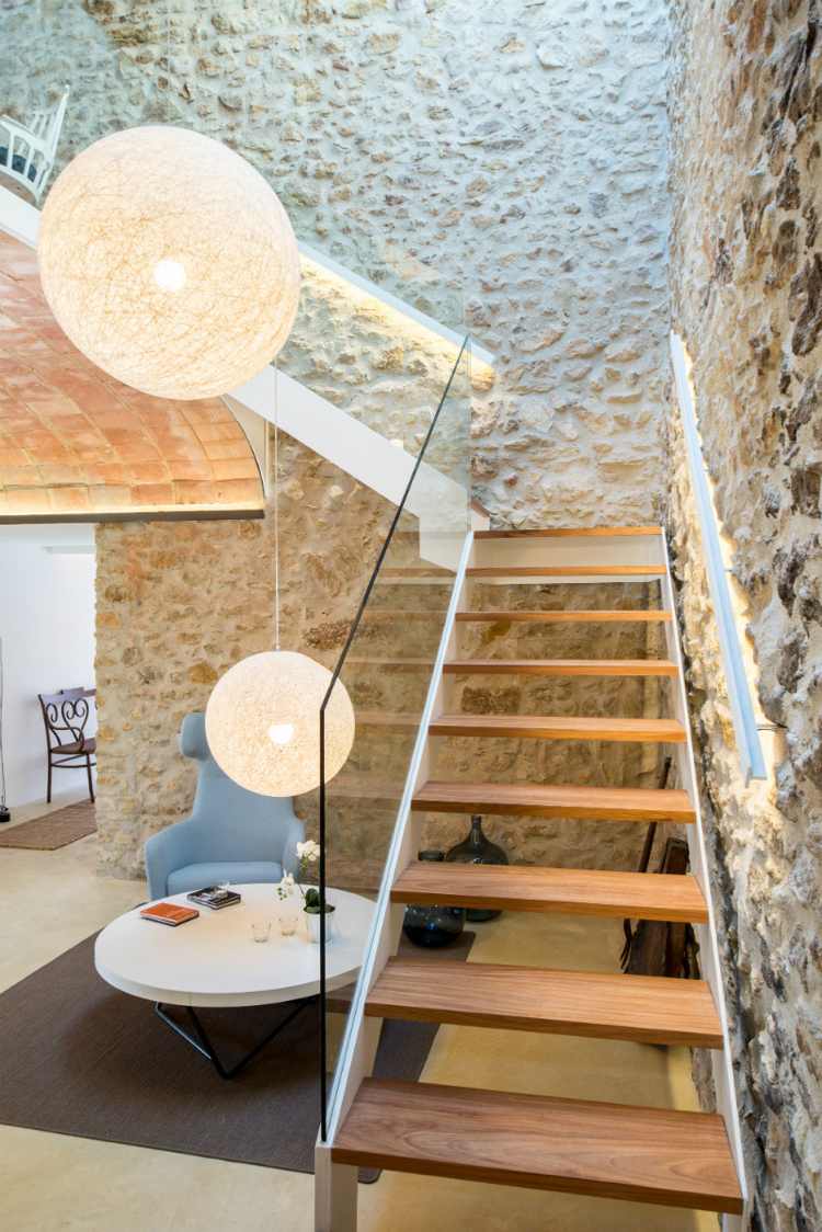 viertelgewendelte Treppe mit Podest Stahlwangen weiß Handlauf indirekte Beleuchtung