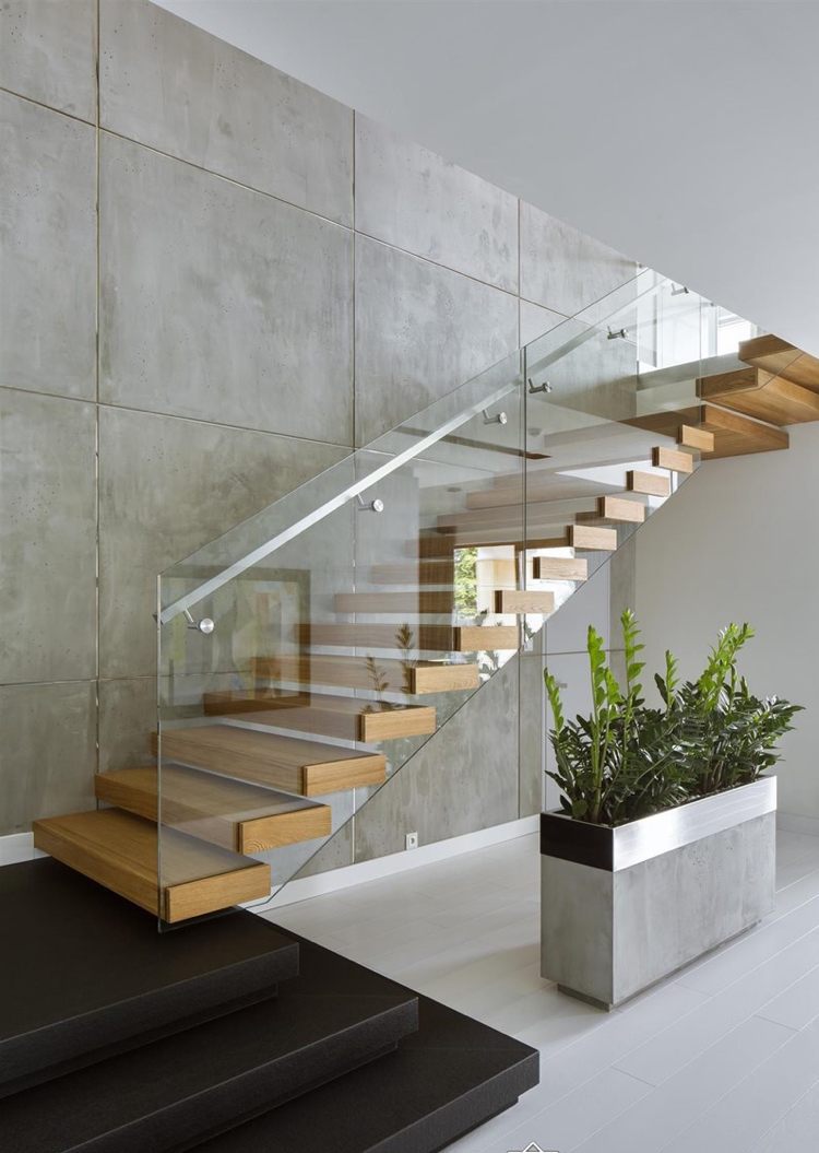 viertelgewendelte Treppe mit Zwischenpodest Ganzglasgeländer Holzstufen offen Metall-Handlauf