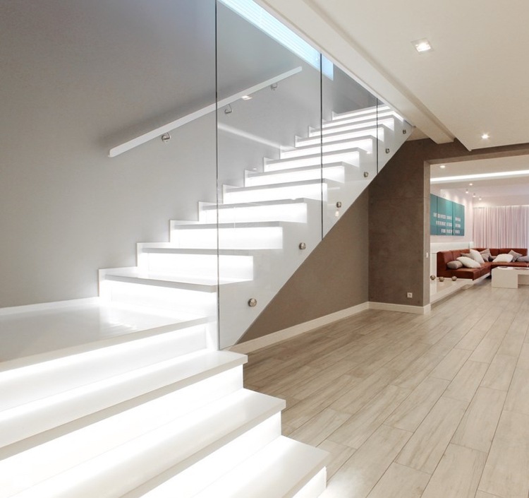 viertelgewendelte Treppe mit Zwischenpodest Glas Fallschutz weißes Licht