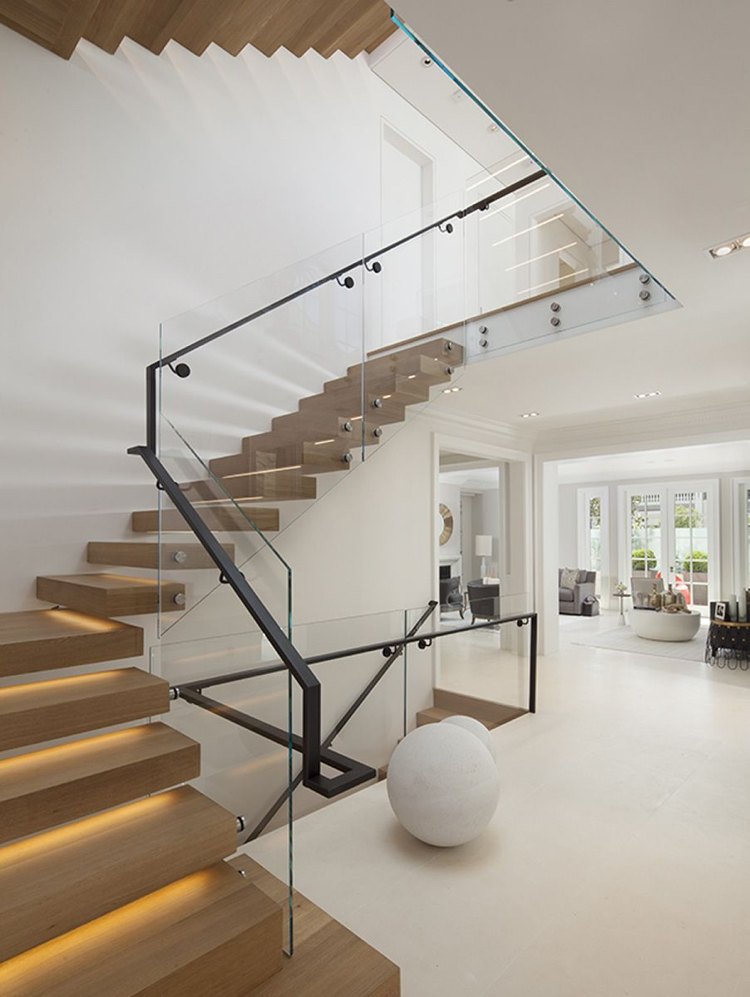 viertelgewendelte treppe modern offen Holzstufen Glasgeländer Metall Handlauf