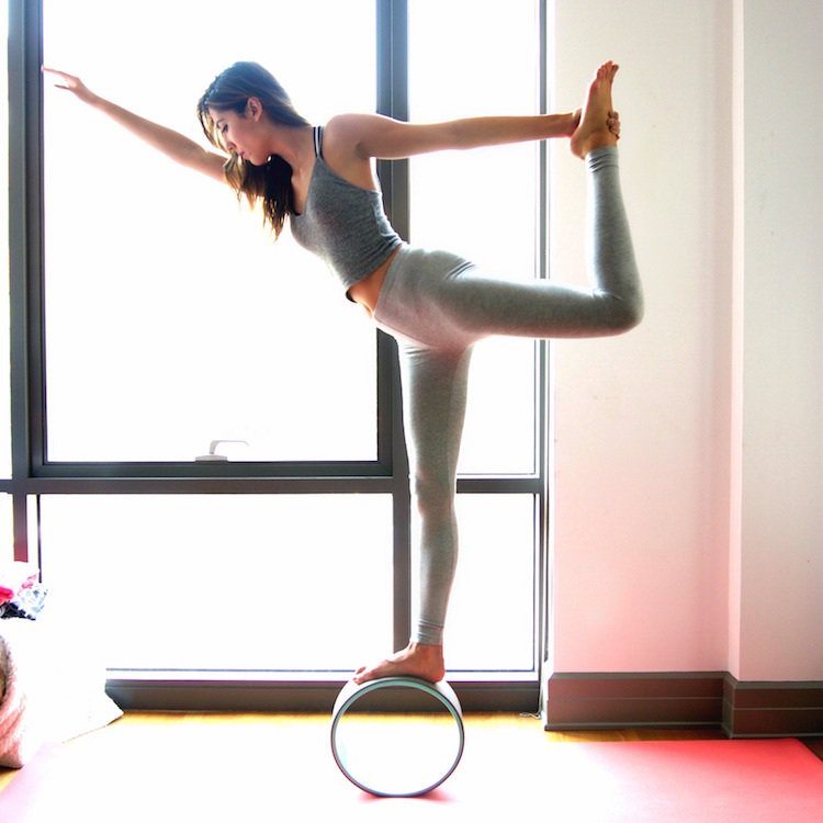 yoga rad übungen stand asana balance wirkung