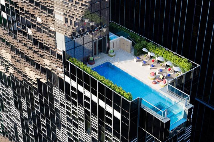 Aedas Hotel Dachterrasse Swimmingpool mit Glaswand