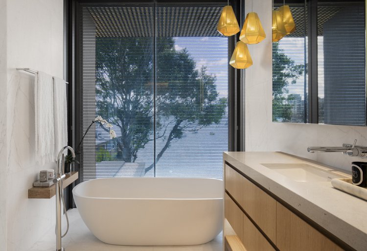 Badezimmer Badewanne Glaswand Polycarbonat Fassadenelemente Sichtschutz