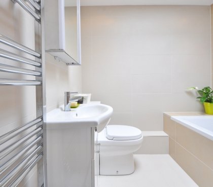 Badezimmer ohne Fenster optimal ausleuchten beige Fliesen Badewanne