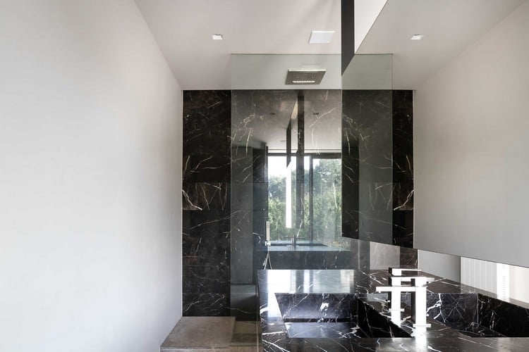 Badezimmer schwarz weiß Marmor Glastrennwand