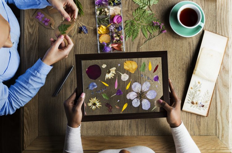 Bastelideen Frühling Erwachsene Herbarium Trockenblumen Bilderrahmen Glas