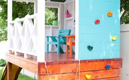 Bauanleitung Kinderspielhaus auf Stelzen Garten mit Kletterwand und Sandkasten