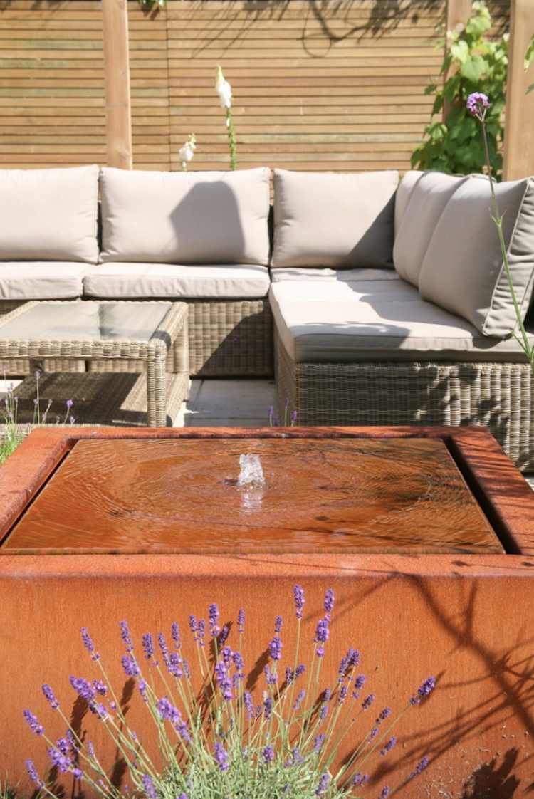 Cortenstahl Brunnen Terrasse Lavendel Rattan Lounge Sofa