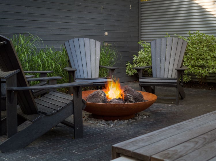 Cortenstahl Feuerstelle Adirondack Stühle Terrasse