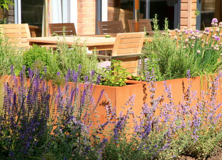 Cortenstahl Hochbeet Kräuter Lavendel Terrasse Holz Essmöbel