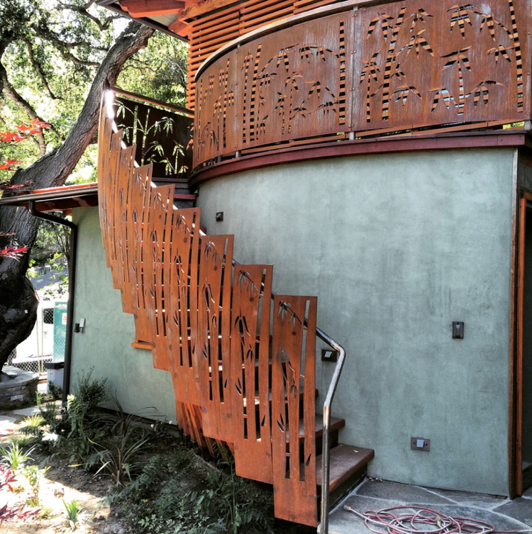 Cortenstahl Paneele bambusmotiv Außentreppe Geländer